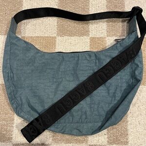 BAGGU MEDIUM SEA GREEN CRESCENT